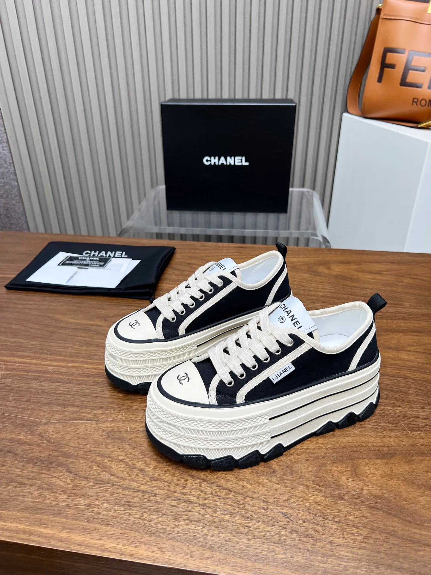 👟👟Ex-factory price 460👟👟 Top version, original quality! ! ! Chanel Chanel - 2025 biscuit shoes, the top casual sports shoes in the counter. This classic design; the style of the upper is made of various craftsmanship; the outsole is fashionable and sporty; the unusual inclusion of a variety of color matching elements... The diversified mix and match is very beautiful and versatile, casual, fashionable, sports and outdoor can be taken into account... ꫛꫀꪝ Go➫ Material: ❶Upper made of: original canvas ❷Inside made of: sheepskin ❸Outsole based on: Original TPU combination outsole, counter quality packaging, complete set for women 35–40